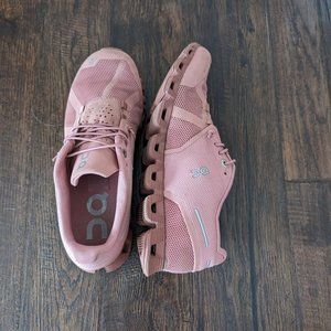 On Cloud Women's Size 7.5